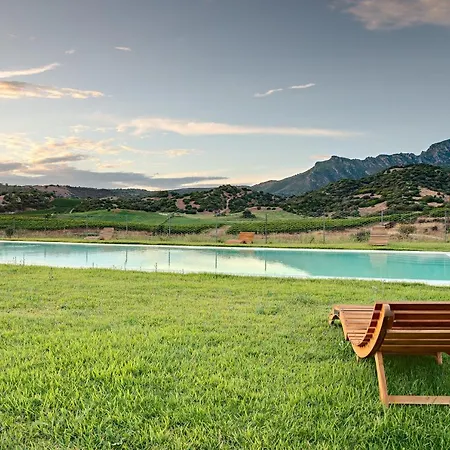 Santu Martine: With Pool Vila